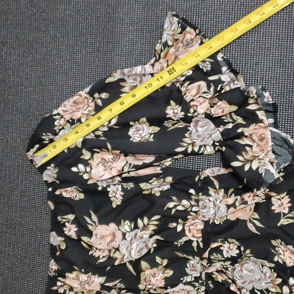 BLUSH top.  Floral flowy top, off shoulder shirt w/ elastic waist.  Medium. NWT - Picture 11 of 15